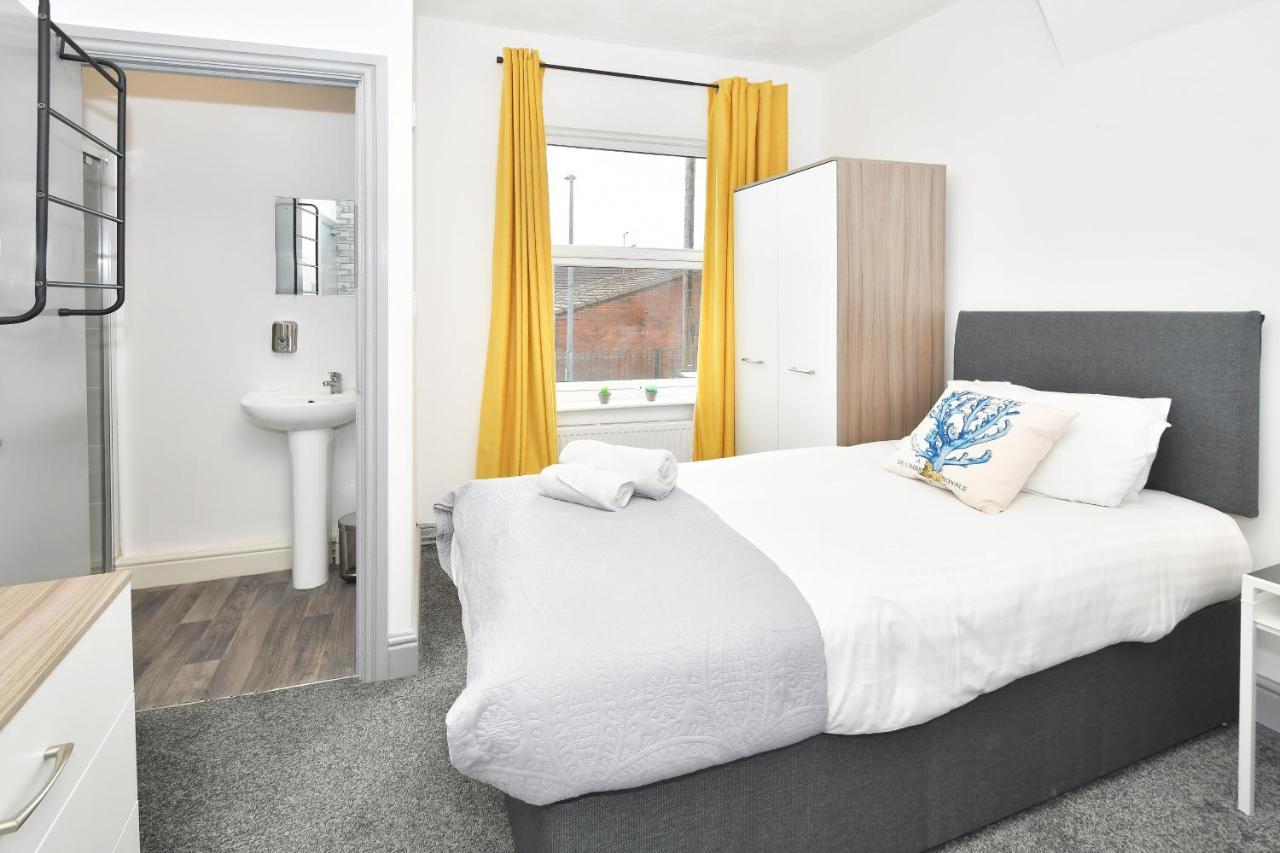 City Centre Home By The Peaks With 3 Bedrooms Stoke-on-Trent Екстер'єр фото