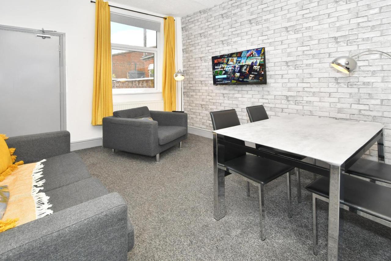 City Centre Home By The Peaks With 3 Bedrooms Stoke-on-Trent Екстер'єр фото